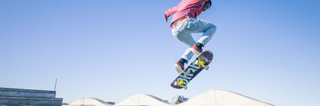 Skateboarder machen einen Trick in einem Skatapark