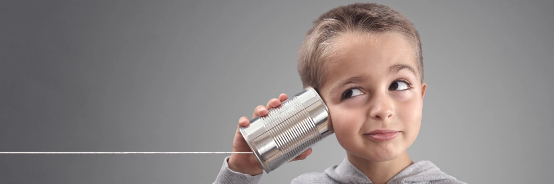 Junge auf Zinn kann telefonieren und neugierig gute Nachrichten hören